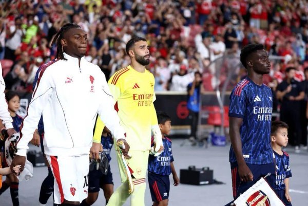 Pháo thủ của Milan đã phơi bày